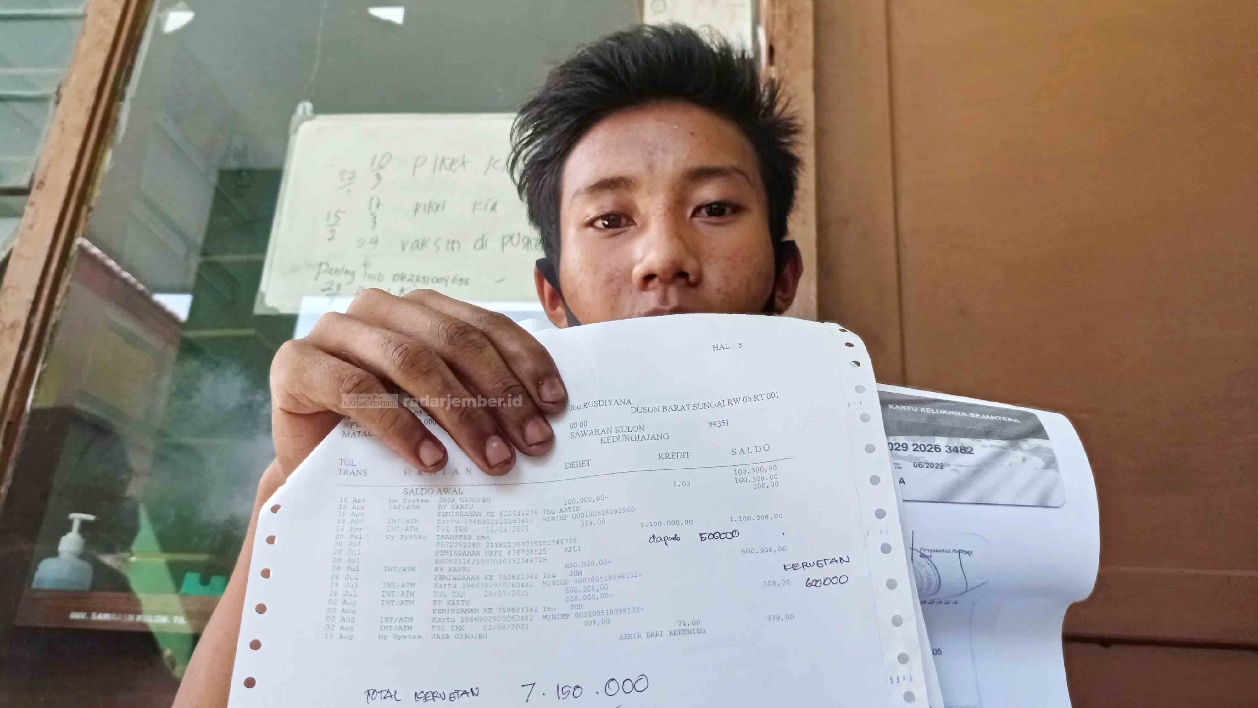 SAMPAI SETAHUN: Yahya, salah satu warga Sawaran Kulon, Kedungjajang, menunjukkan bukti rekening koran bantuan PKH. Dia mengaku tidak menerima bantuan uang, tetapi di rekening koran tercatat transaksi lebih Rp 7 juta.