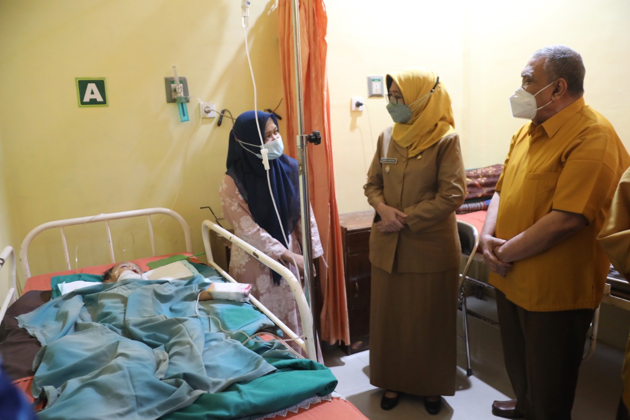 DIKUNJUNGI: Wakil Bupati Lumajang Indah Amperawati mengunjungi keluarga dan balita korban tersiram minyak panas di RS Wijaya Kusuma, kemarin.