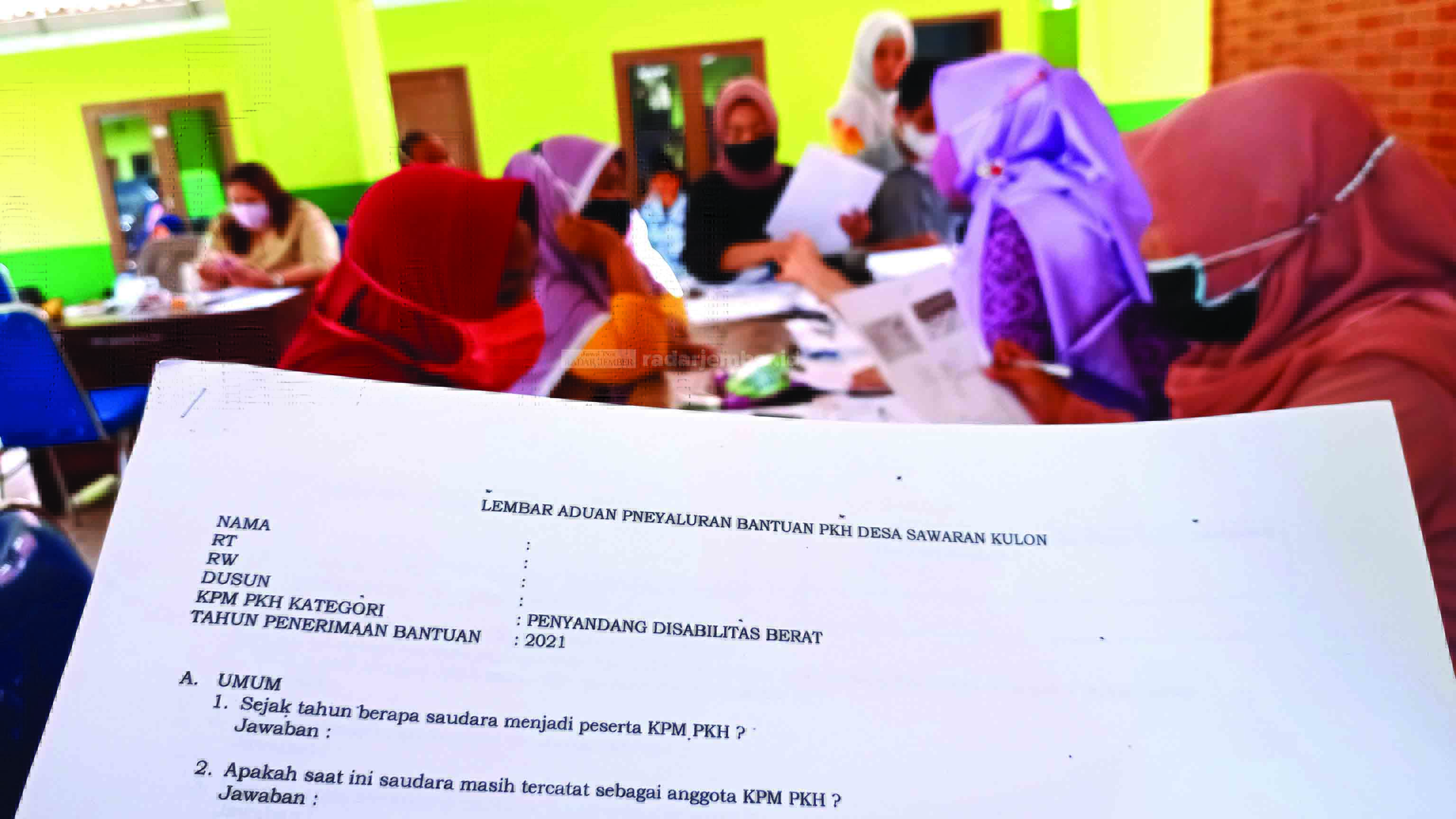 TERUS BERLANJUT: Berkas aduan penyelewengan penyaluran bantuan Program Keluarga Harapan (PKH) Desa Sawaran Kulon. Hingga kemarin, sudah seratus keluarga penerima manfaat (KPM) mengadu.