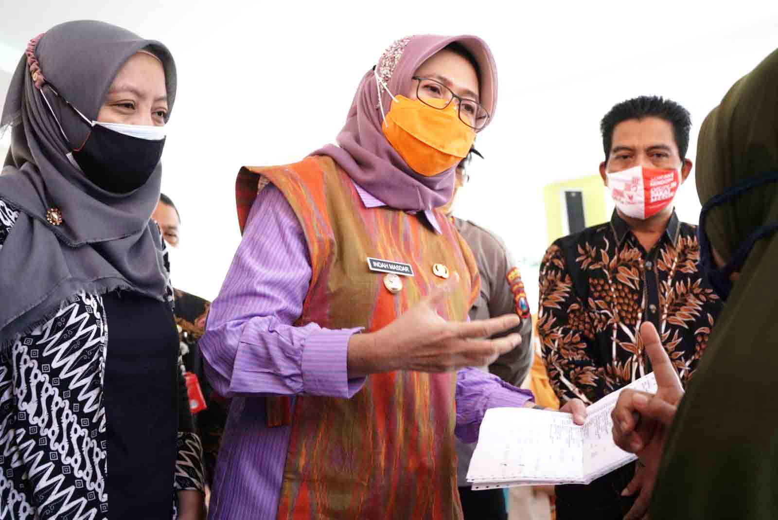 LAGI: Wakil Bupati Lumajang Indah Amperawati mendatangi Balai Desa Sawaran Kulon, kemarin. Kedatangannya juga untuk memastikan dugaan penyelewengan bantuan sosial di desa setempat.