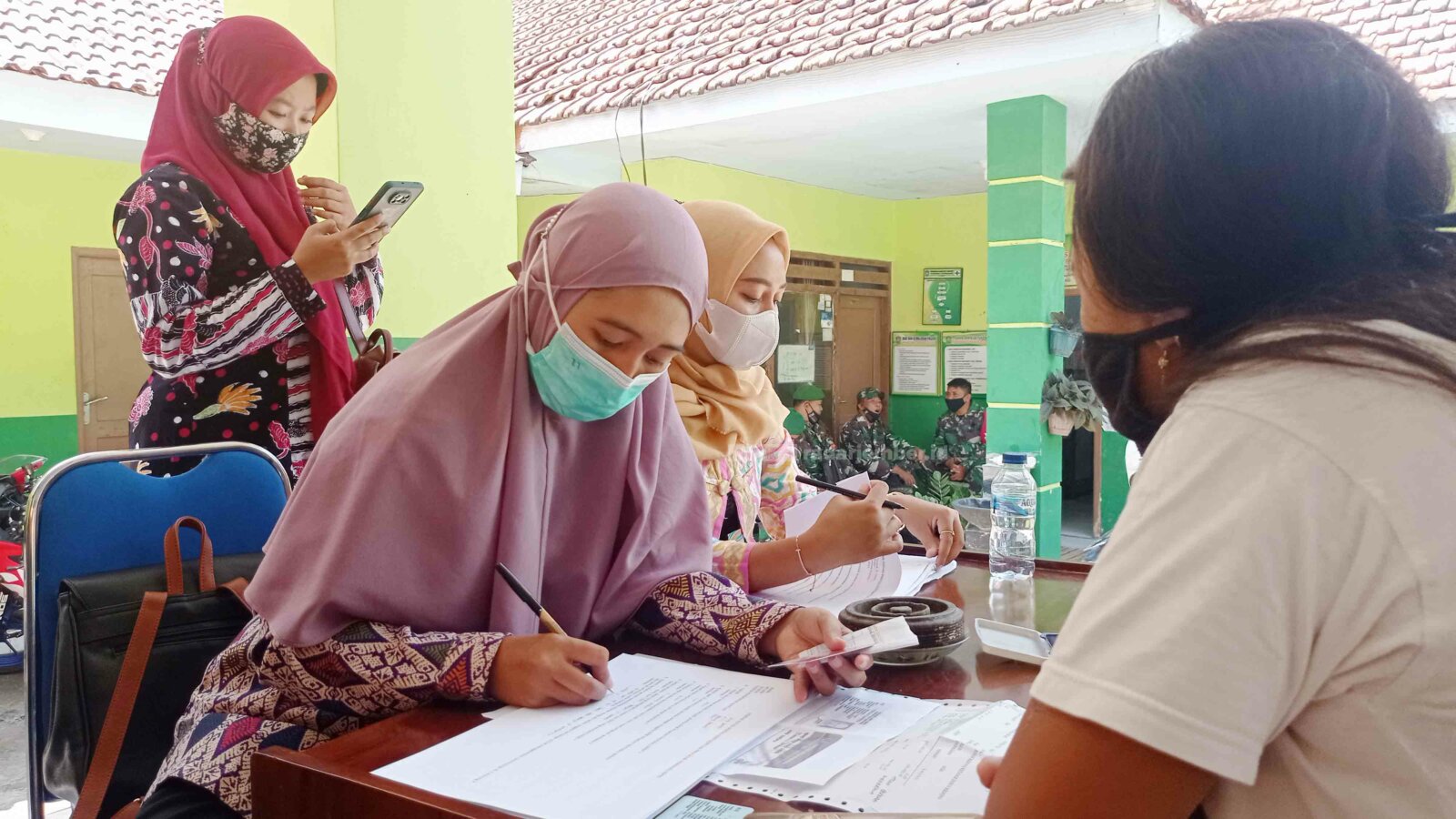 GANTI ADUAN: Salah seorang keluarga penerima manfaat (KPM) Bantuan Pangan Non Tunai (BPNT) mengadu di Balai Desa Sawaran Kulon, Kedungjajang, kemarin.
