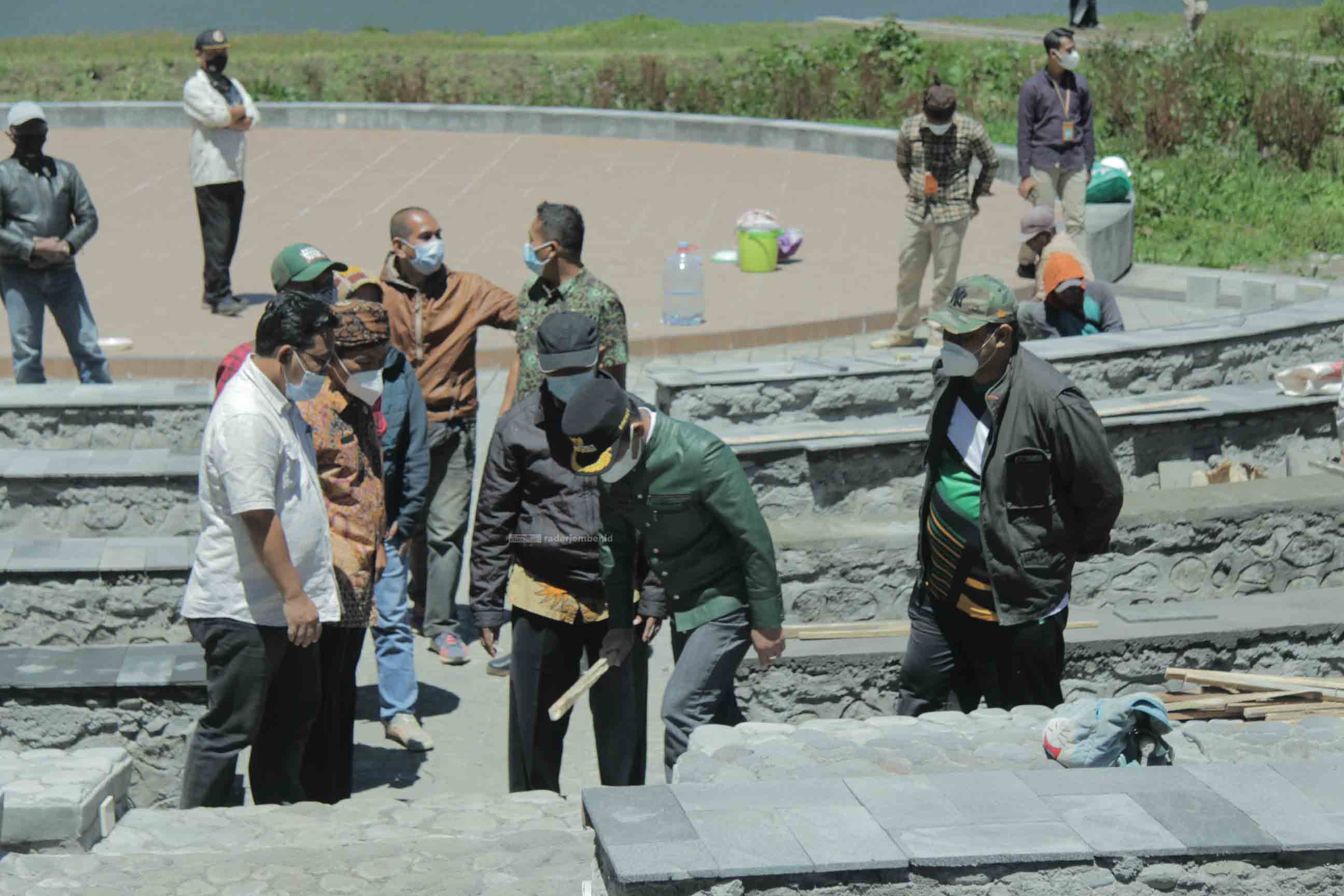 CEK PEMBANGUNAN: Bupati Lumajang Thoriqul Haq saat mendatangi lokasi perbaikan pembangunan amphitheater di Desa Ranupani, Kecamatan Senduro.