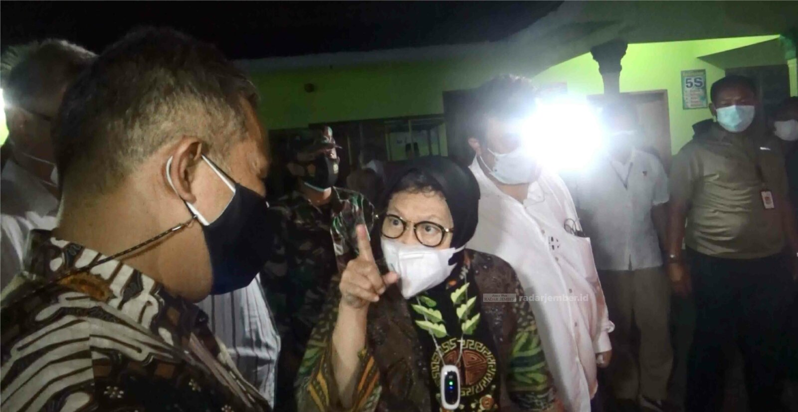 DIWANTI-WANTI: Menteri Sosial Tri Rismaharini meminta bank penyalur bantuan sosial menyelesaikan permasalahan bansos. Sebab, banyak E-Warong tidak kapabel. Mereka juga hanya diperbolehkan mengambil sembako dari satu distributor.