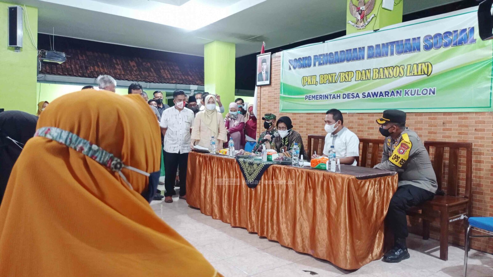 DIALOG: Menteri Sosial Tri Rismaharini mengajak dialog sejumlah keluarga penerima manfaat (KPM) di Balai Desa Sawaran Kulon, Sabtu malam (28/8). Hasilnya, ada dua masalah yang akan segera diselesaikan.