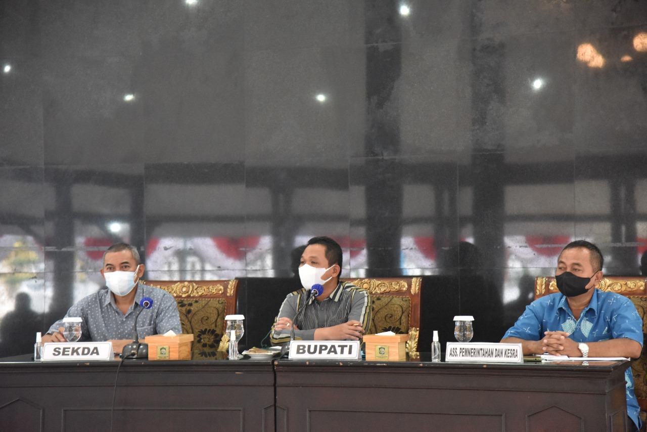 KUMPULKAN: Bupati Lumajang Thoriqul Haq saat mengumpulkan seluruh pendamping Program Keluarga Harapan (PKH) dan seluruh tenaga kesejahteraan sosial kecamatan (TKSK) di Pendapa Arya Wiraraja, Minggu (28/08) malam kemarin.