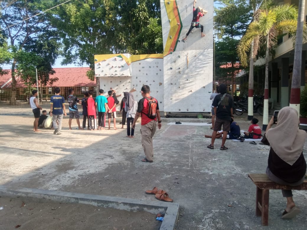 RAJIN LATIHAN: Para atlet panjat tebing saat latihan menyongsong seleksi atlet Porprov Jember.
