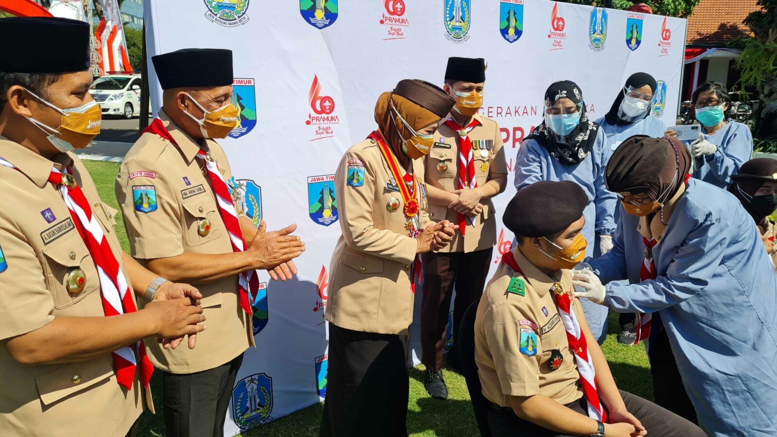 BERBAKTI: HM Arum Sabil, Ketua Kwarda Pramuka Jatim, mendampingi Ketua Mabida Gubernur Jawa Timur Khofifah Indar Parawansa melihat prosesi vaksinasi Pramuka di Grahadi setelah upacara.