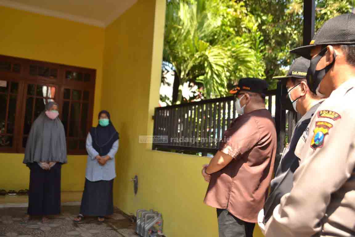 SAMBANG MASYARAKAT: Sekda Mirfano mengunjungi warga yang menjalani isoman, akhir pekan kemarin. Setelah di Kecamatan Patrang, Sabtu (7/8), juga di Kecamatan Sumbersari, Minggu (8/8).
