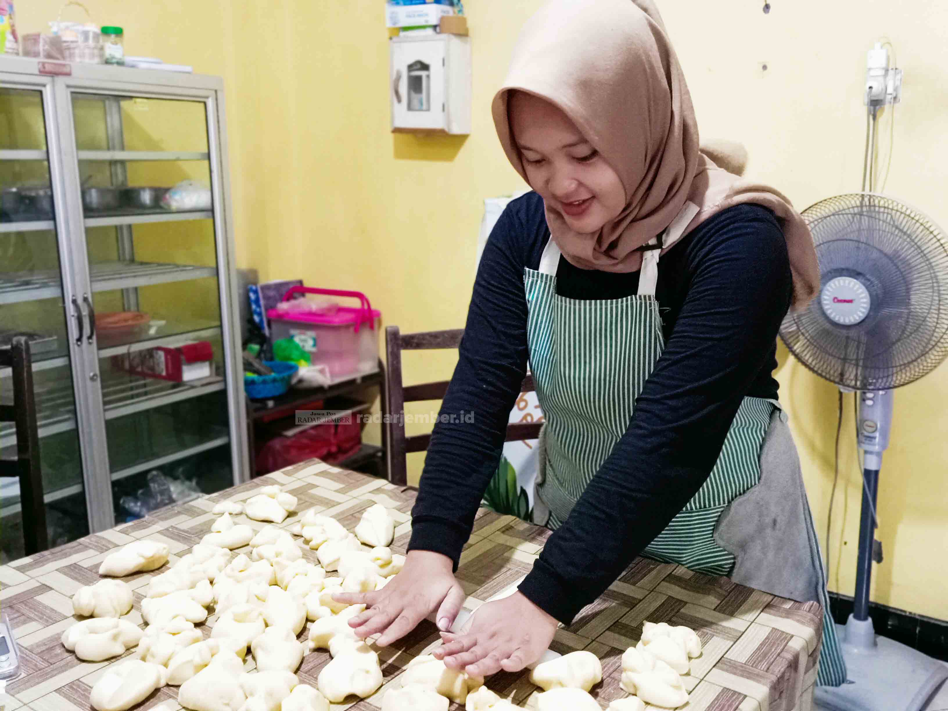 ADONAN: Seorang ibu rumah tangga melakoni pekerjaan dengan membuat berbagai macam roti untuk dipasarkan.