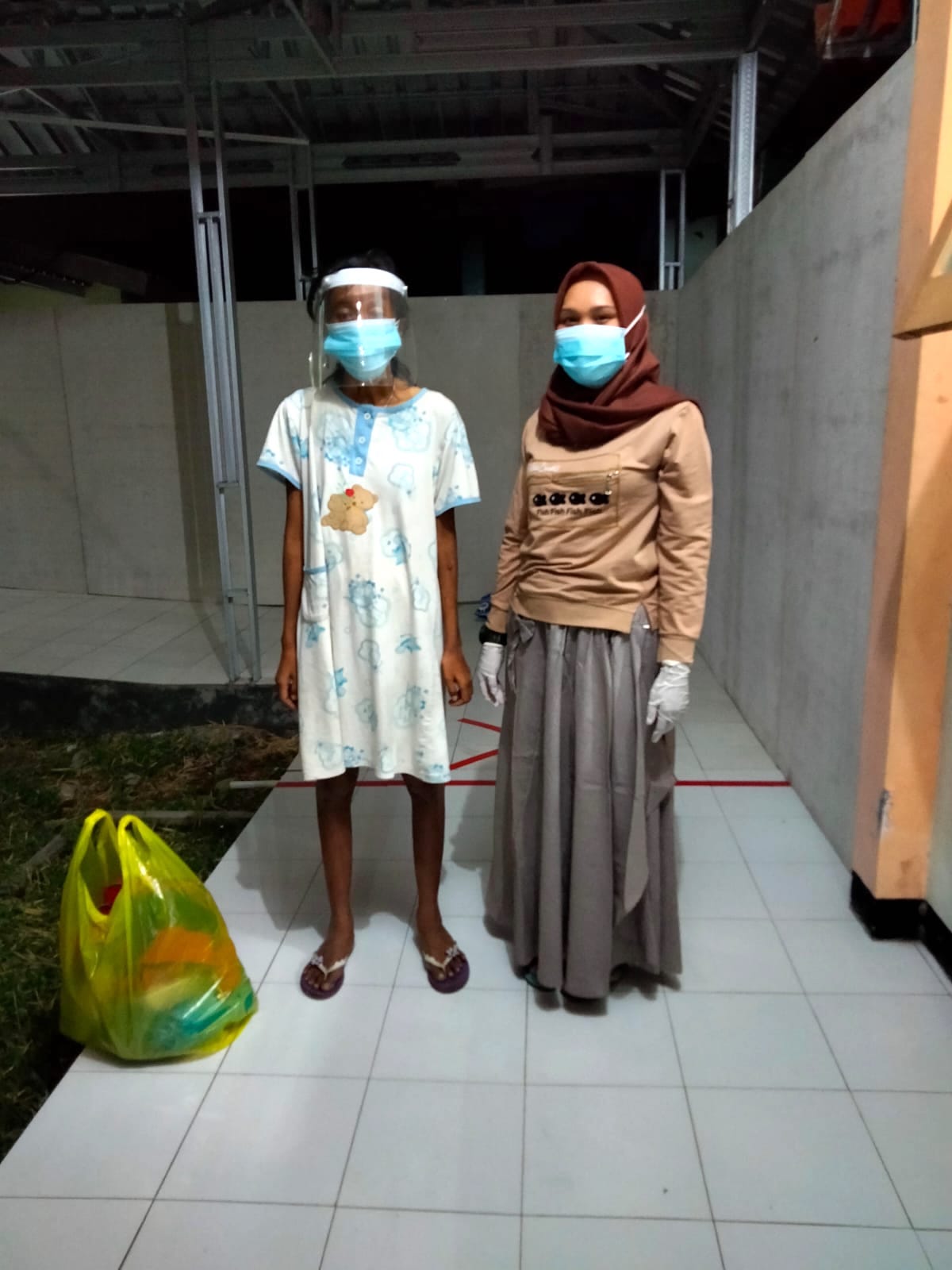 BERI PENDAMPINGAN: Muzayyanah, pendamping pasung dari Dinas Sosial (kanan), ketika memberikan pendampingan kepada salah satu pasien ODGJ di RSUD dr Koesnadi Bondowoso, beberapa waktu lalu.