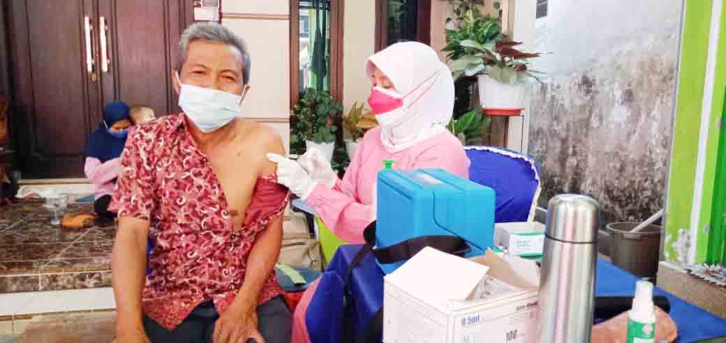 ANTUSIAS: Sejumlah masyarakat ketika mendapatkan suntikan vaksin Sinovac oleh tenaga kesehatan setempat.