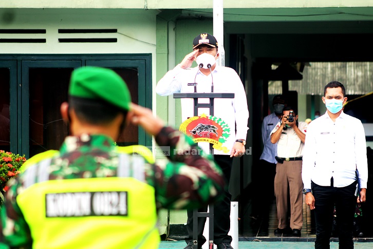 GERAK CEPAT: Bupati Jember saat memimpin apel gelar pasukan pemindahan warga isolasi mandiri (isoman) ke isolasi terpusat (isoter) di Makodim 0824/Jember, kemarin (18/8) pagi.