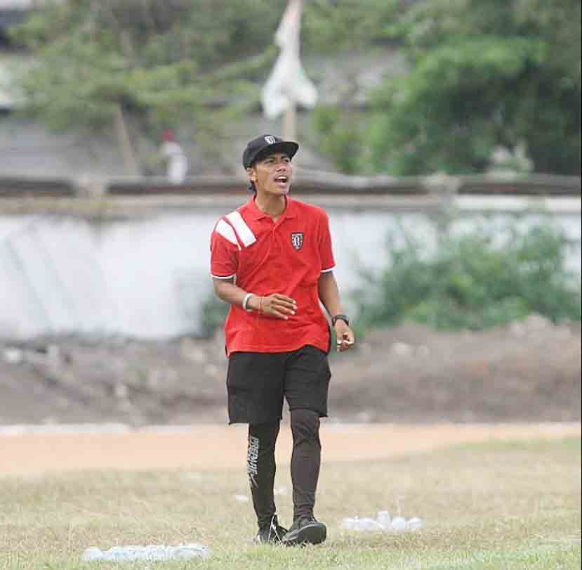 YOUNG GUNS: Muhammad Imron ketika memberikan instruksi kepada anak asuhnya di pinggir lapangan. Pelatih muda asal Bondowoso ini ingin memajukan sepak bola usia dini.