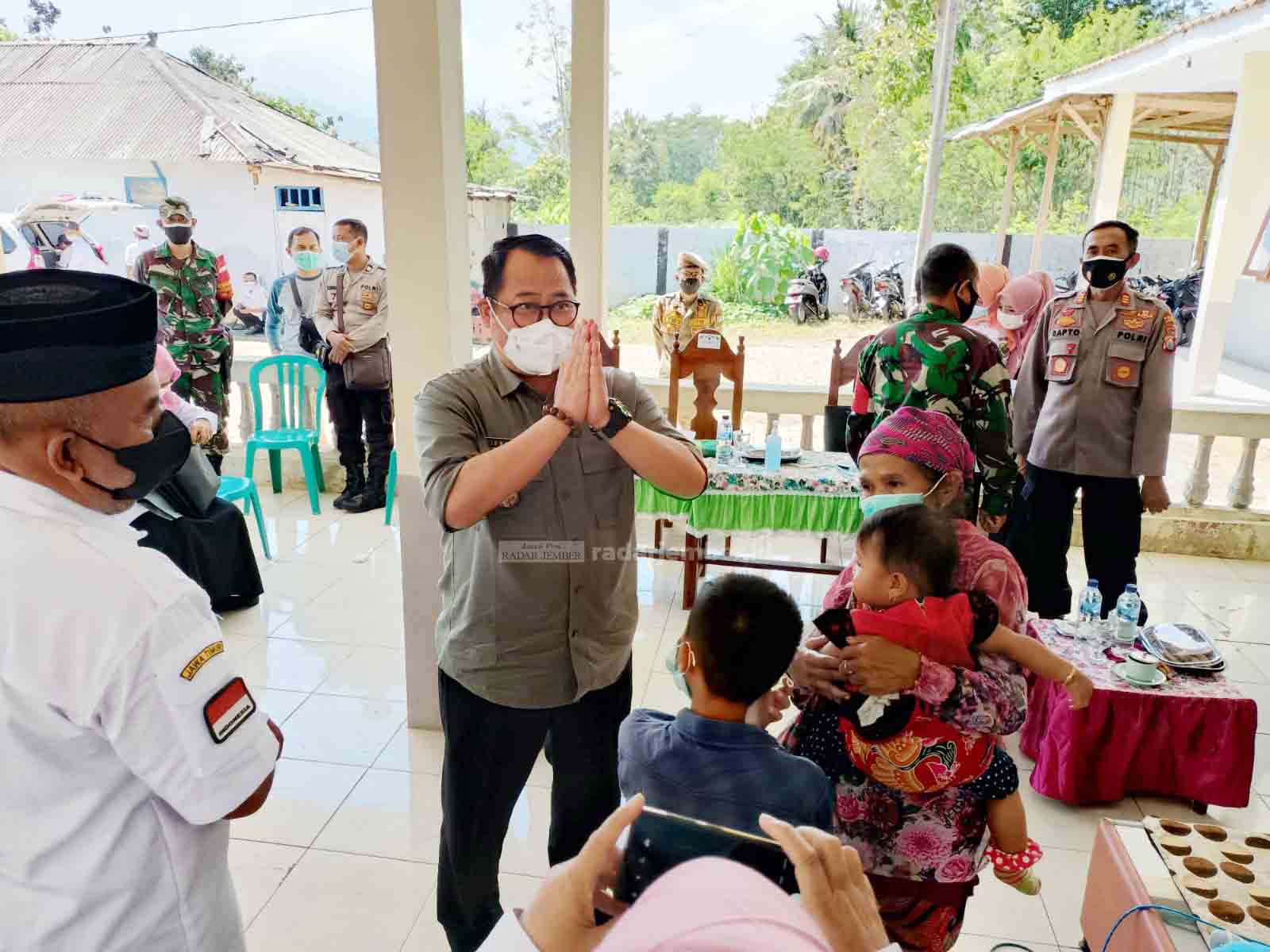 TURUN LANGSUNG: Wakil Bupati Bondowoso Irwan Bachtiar Rahmat ketika mengunjungi Veronika di Balai Desa Banyuwulu, Kecamatan Wringin, kemarin (25/8).