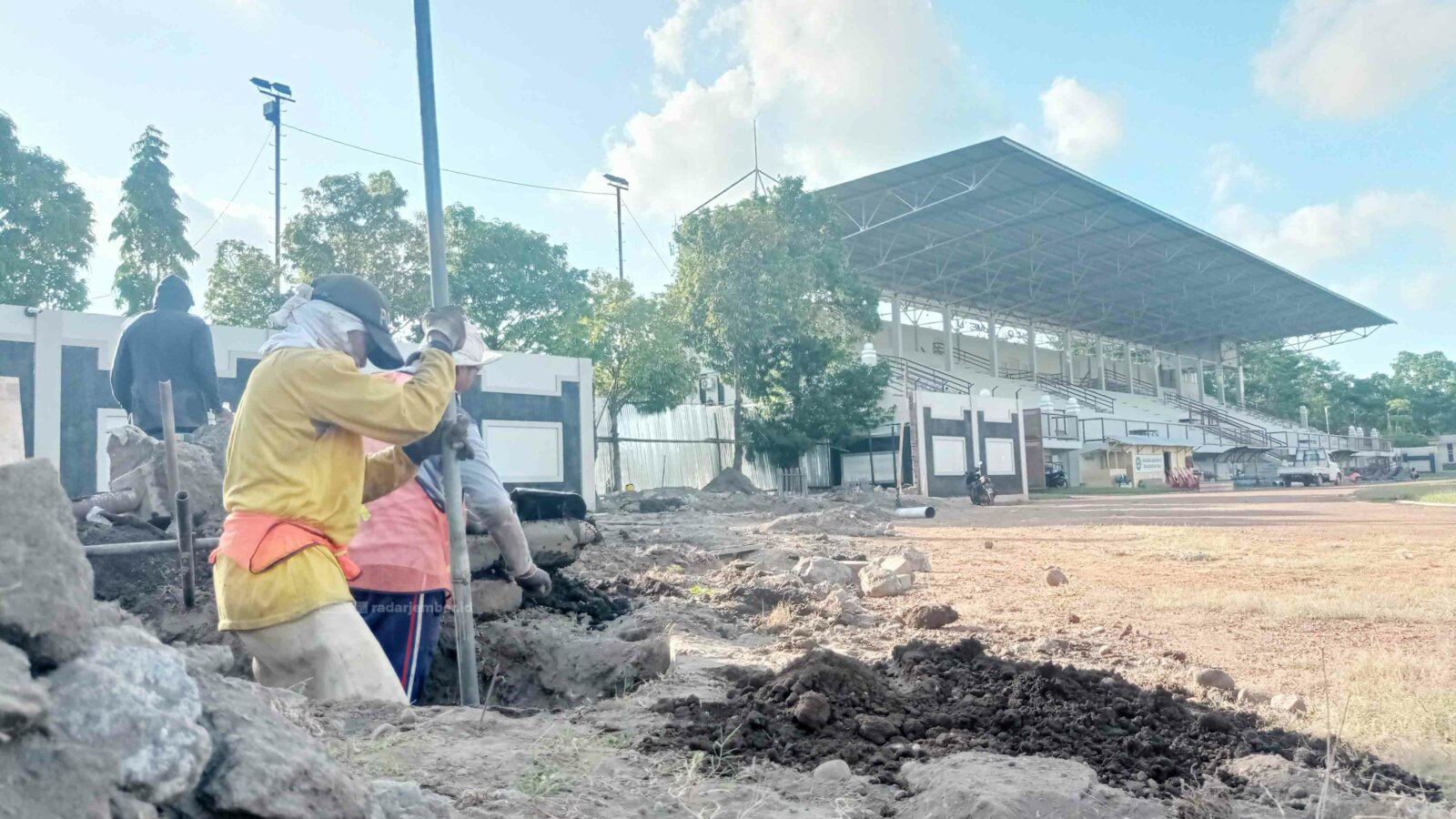 DIREHAB: Aktivitas sejumlah pekerja di Stadion Semeru, Lumajang, kemarin. Stadion tersebut direnovasi untuk menyongsong persiapan Porprov VII mendatang.
