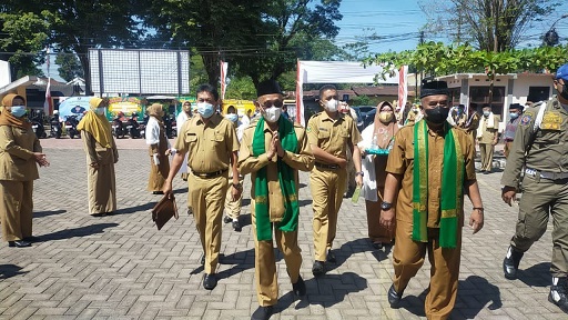 PROGRAM BARU: Bupati Bondowoso Salwa Arifin bersama Kepala Dikbud Bondowoso Sugiono Eksantoso ketika akan meresmikan program literasi mengaji, kemarin (24/8).