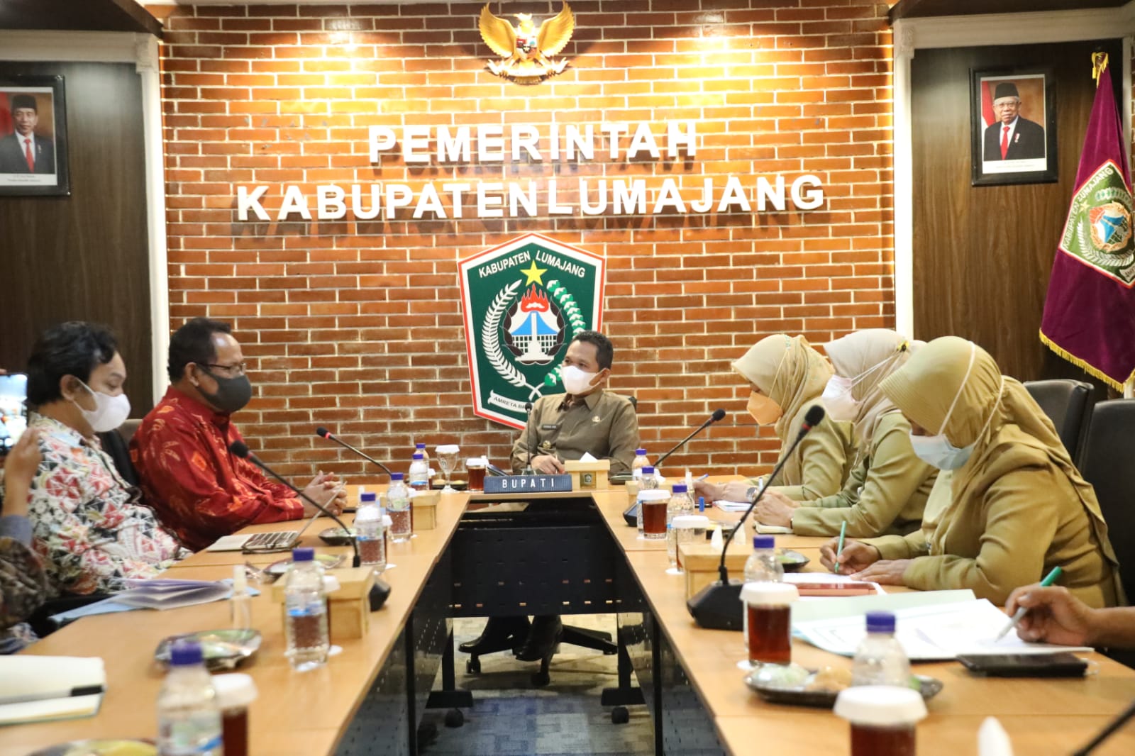 TERIMA: Bupati Lumajang Thoriqul Haq saat menerima kunjungan dari tim lembaga penelitian salah satu perguruan tinggi di Surabaya. Rencananya, Desa Ranupani dan Desa Argosari jadi lokasi penelitian.