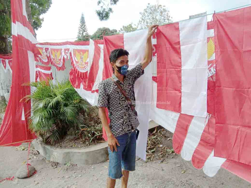 SEPI PEMBELI: Salah seorang penjual bendera di pinggir jalan ketika menunggu pembeli.