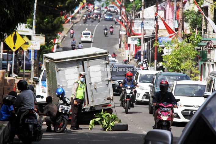 KELEBIHAN MUATAN: Truk boks L 9085 WM mengalami patah as roda belakang ketika melintas di Jalan Bengawan Solo, Kecamatan Sumbersari, kemarin (19/8).
