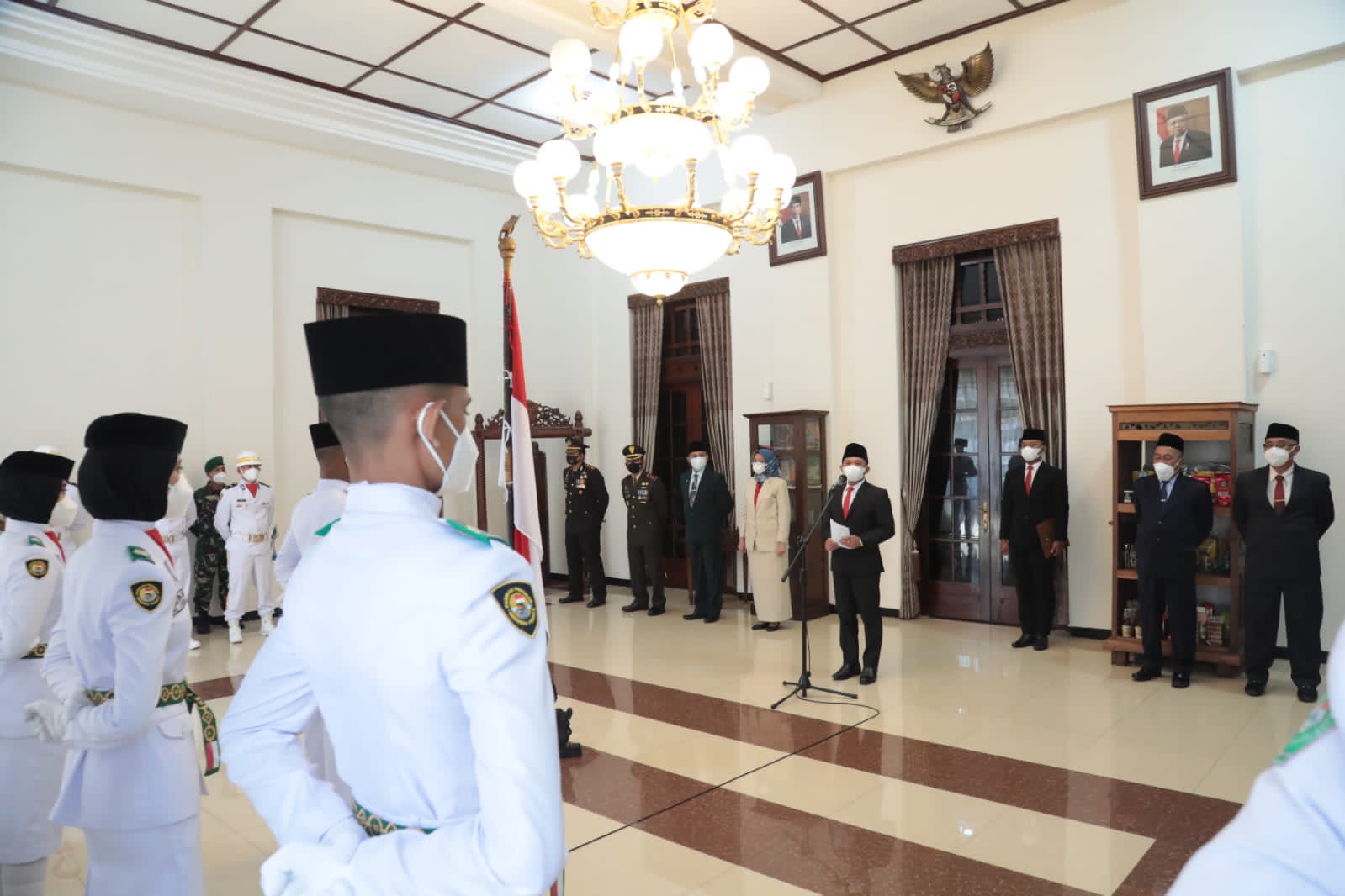 DIKUKUHKAN: Bupati Lumajang Thoriqul Haq mengukuhkan tim Pasukan Pengibar Bendera (Paskibraka) Lumajang di Aula Peringgitan Pendapa Arya Wiraraja, Minggu (15/8).