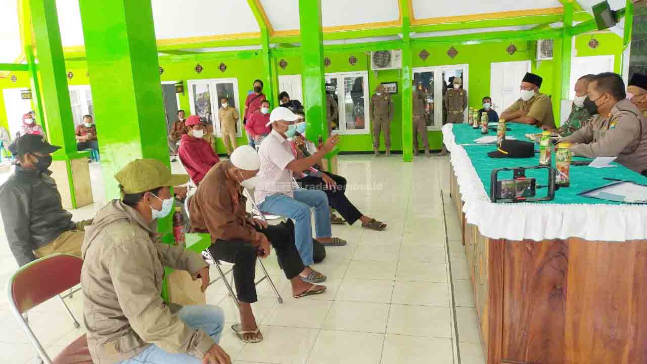 SAMPAIKAN ASPIRASI: Beberapa perwakilan warga Dusun Dampar, Desa Bades, Kecamatan Pasirian, saat menyampaikan keluhan dan permintaannya untuk mengubah kawasan Perhutani menjadi tanah hak milik dan bersertifikat.