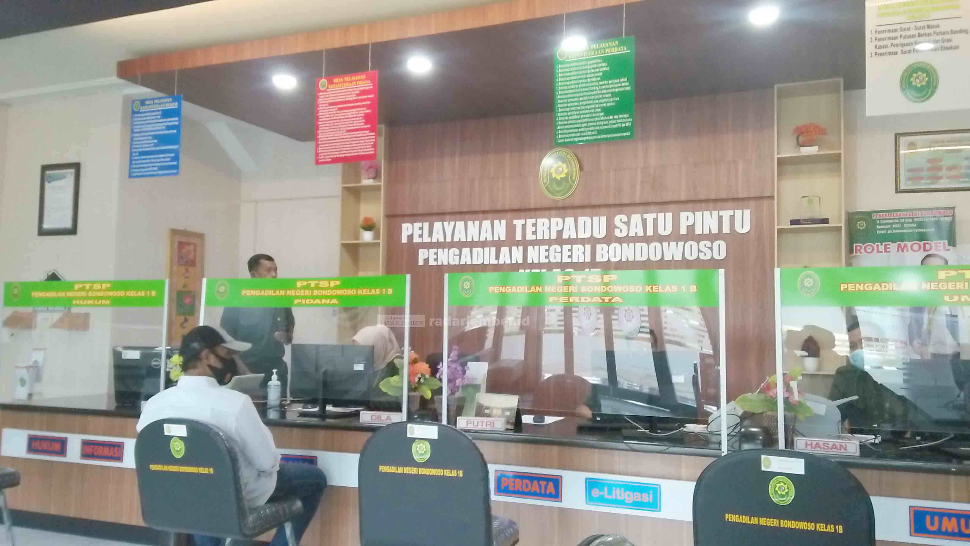 TETAP LAYANI MASYARAKAT: Suasana pelayanan terpadu satu pintu di ruang lobi PN Bondowoso. Sidang pidana umum kini masih digelar secara virtual menggunakan Zoom Meeting.