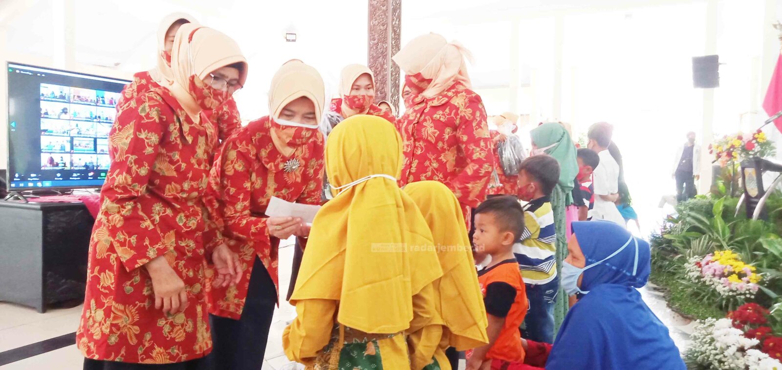 DIBERIKAN LANGSUNG: Istri Bupati Bondowoso, Siti Maimunah Salwa Arifin, ketika memberikan santunan kepada sejumlah anak yatim yang hadir di pendapa.