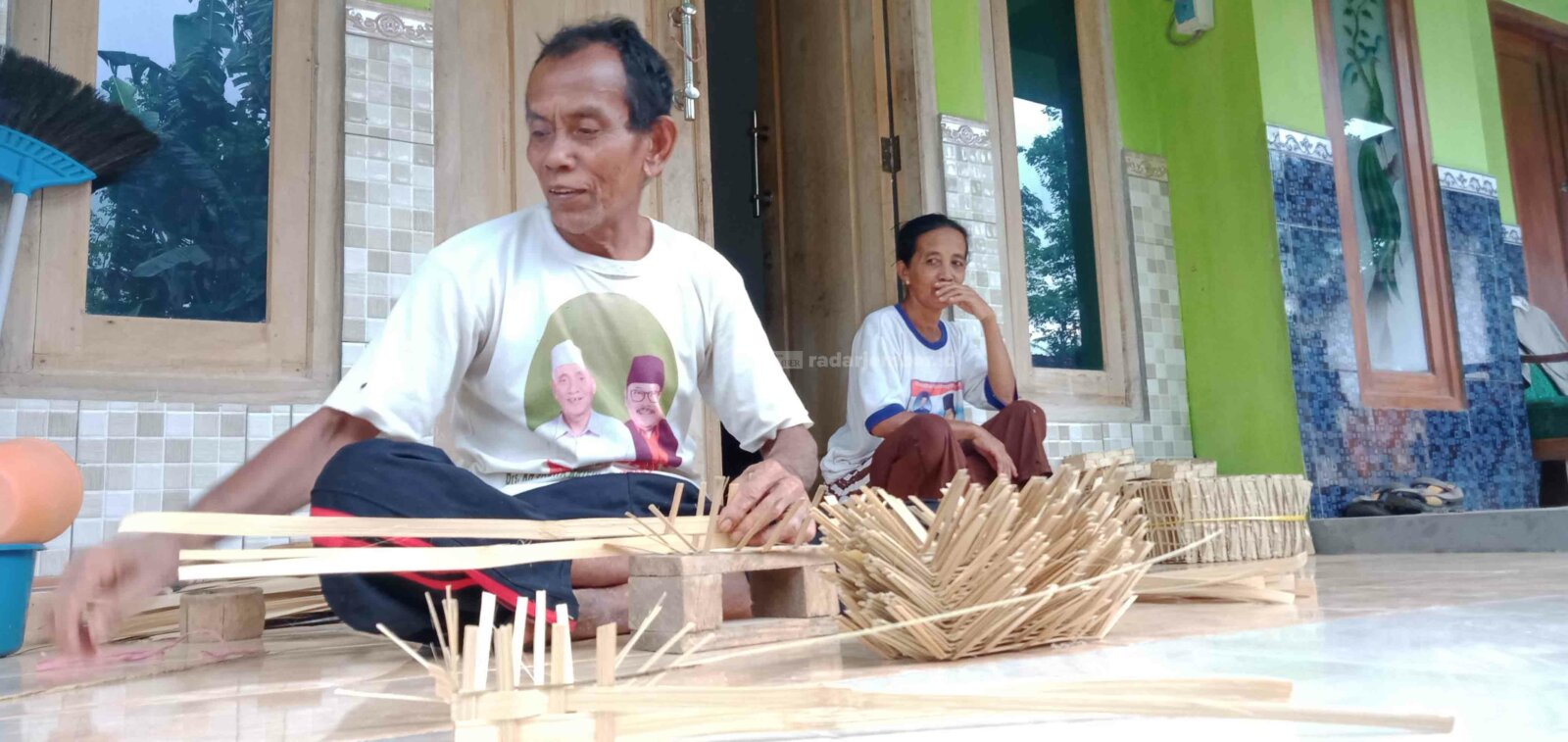 TEKUN: Asdin, 70, salah satu warga Desa Banyuwulu, Kecamatan Wringin, ketika membuat besek dengan alat-alat tradisional seadanya.