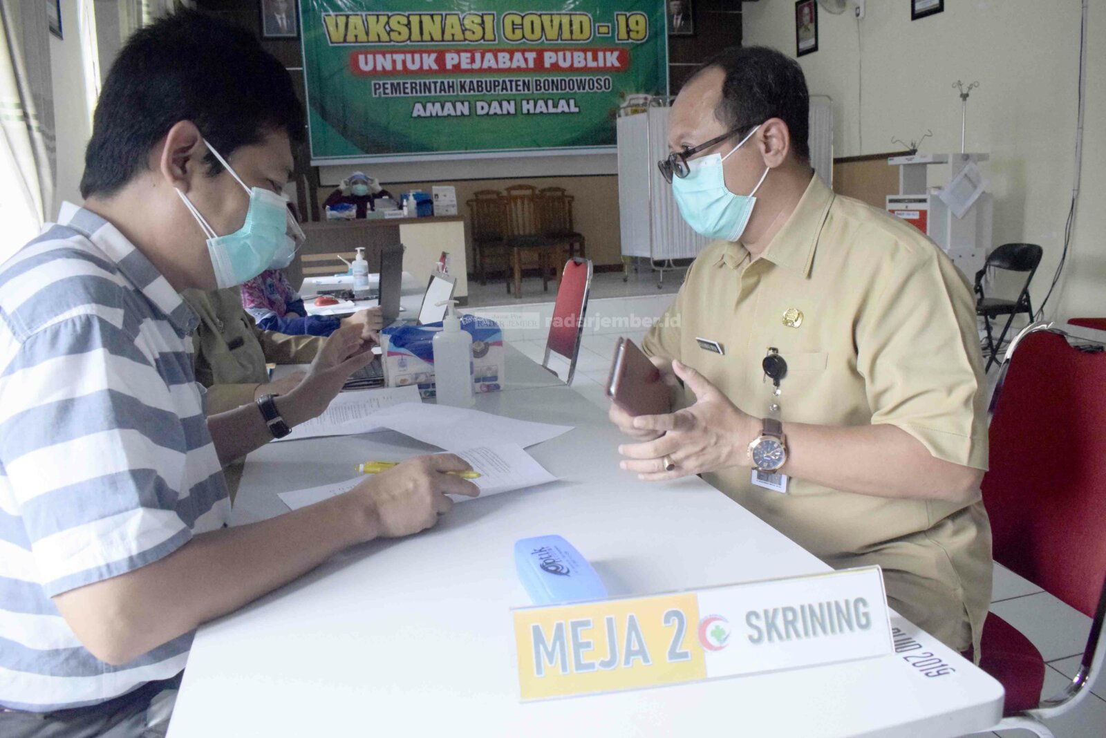 PERLU SOKONGAN NAKES: Salah seorang nakes (kiri) ketika screening calon penerima vaksinasi Covid-19. RSUD dr Koesnadi sudah merekrut 25 tenaga tambahan untuk mengoptimalkan pelayanan.