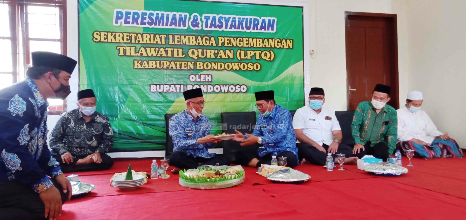 DEKLARASI: Bupati Bondowoso Salwa Arifin ketika memotong tumpeng sebagai pertanda diresmikannya Sekretariat LPTQ Bondowoso.