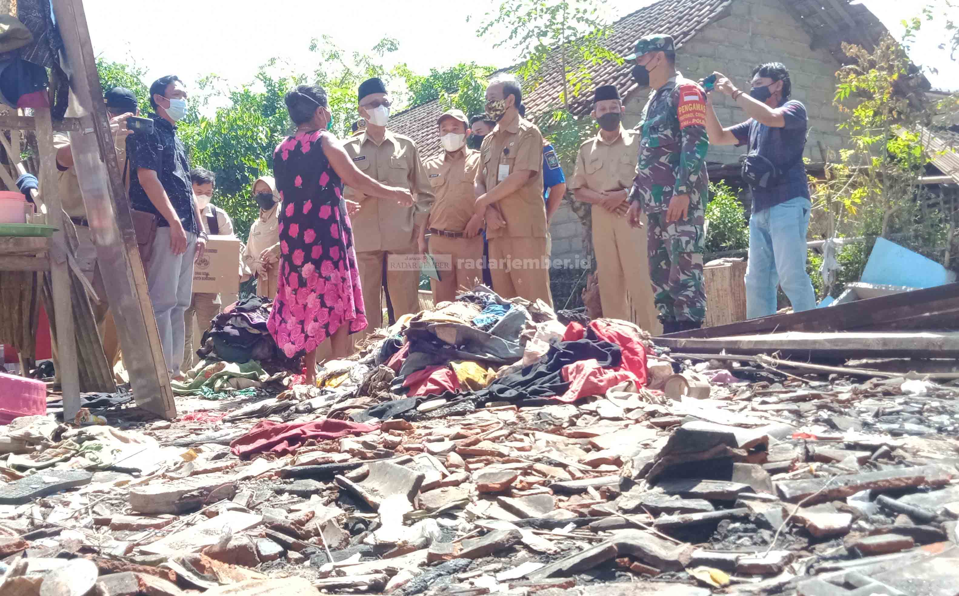 DIPANTAU LANGSUNG: Bupati Bondowoso KH Salwa Arifin bersama pejabat lainnya saat mengunjungi rumah warga yang terbakar.