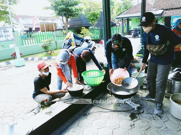 TERUS BERGERAK: Para relawan memasak di Koramil Jenggawah untuk warga isoman dan duafa, akhir pekan lalu.