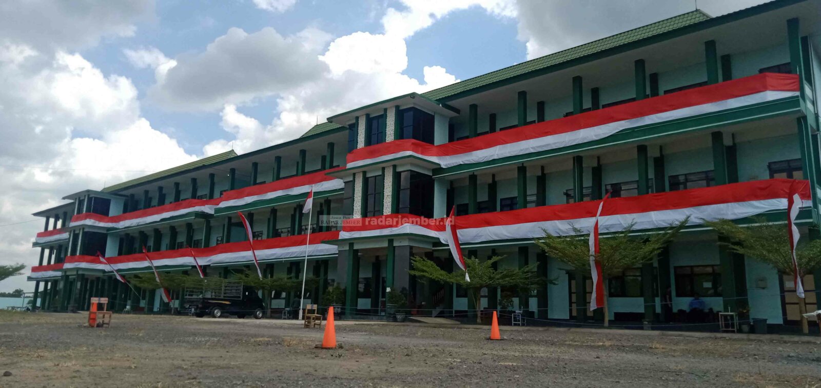 MEMBENTANG: Bendera sepanjang 76 meter dikibarkan di bagian gedung MI At Taqwa Bondowoso. Langkah ini dilakukan sebagai bentuk kecintaan terhadap Tanah Air dalam rangka peringatan Hari Kemerdekaan Indonesia ke-76 tahun.