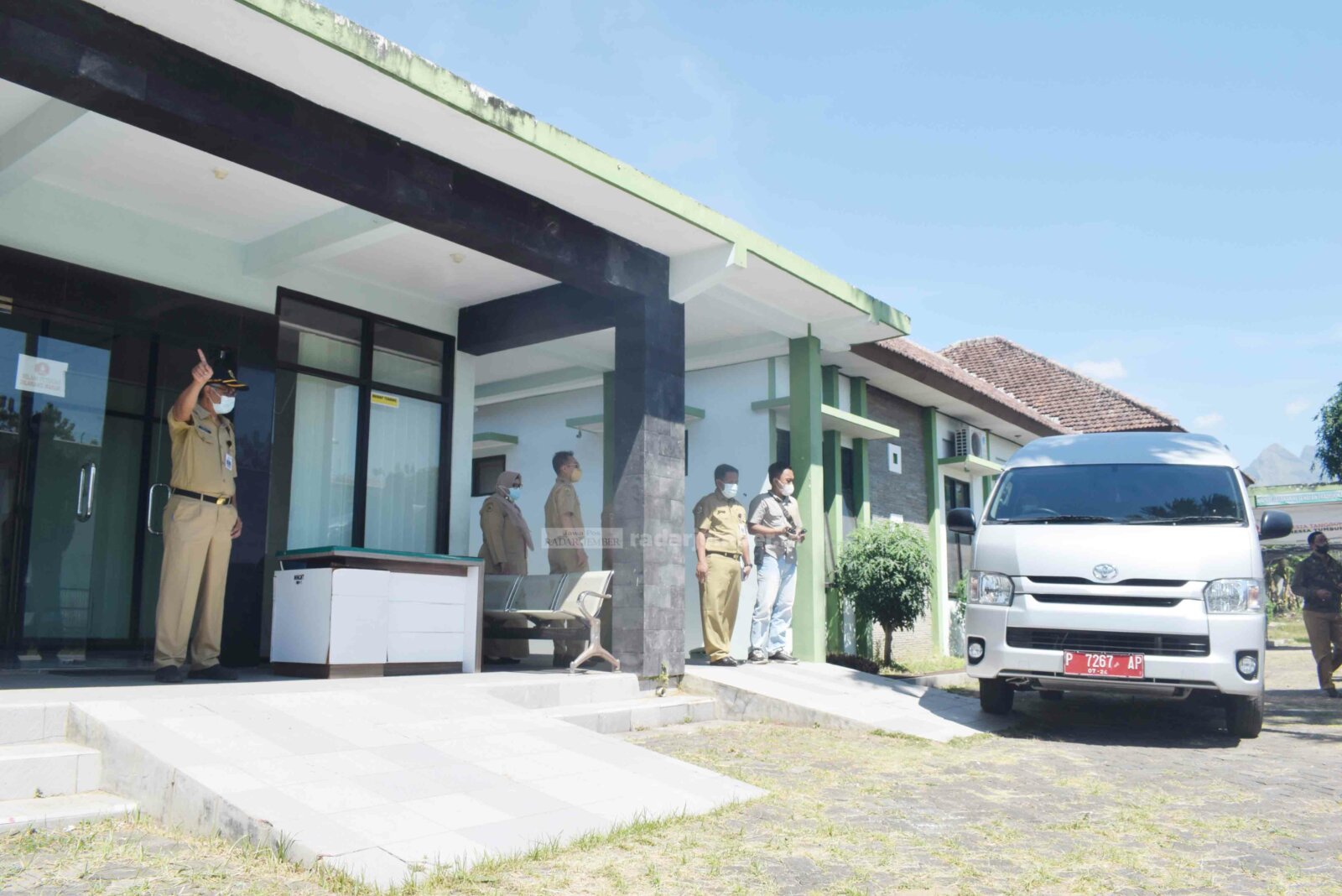 CEK KONDISI: Salah satu ruangan tempat tidur di UPTD Pengembangan Tanaman Obat dan Pelayanan Kesehatan Tradisional (PTO PKT). Gedung ini dulunya merupakan RS Klinik Paru, yang akan dijadikan lokasi isolasi terpusat tingkat kabupaten.