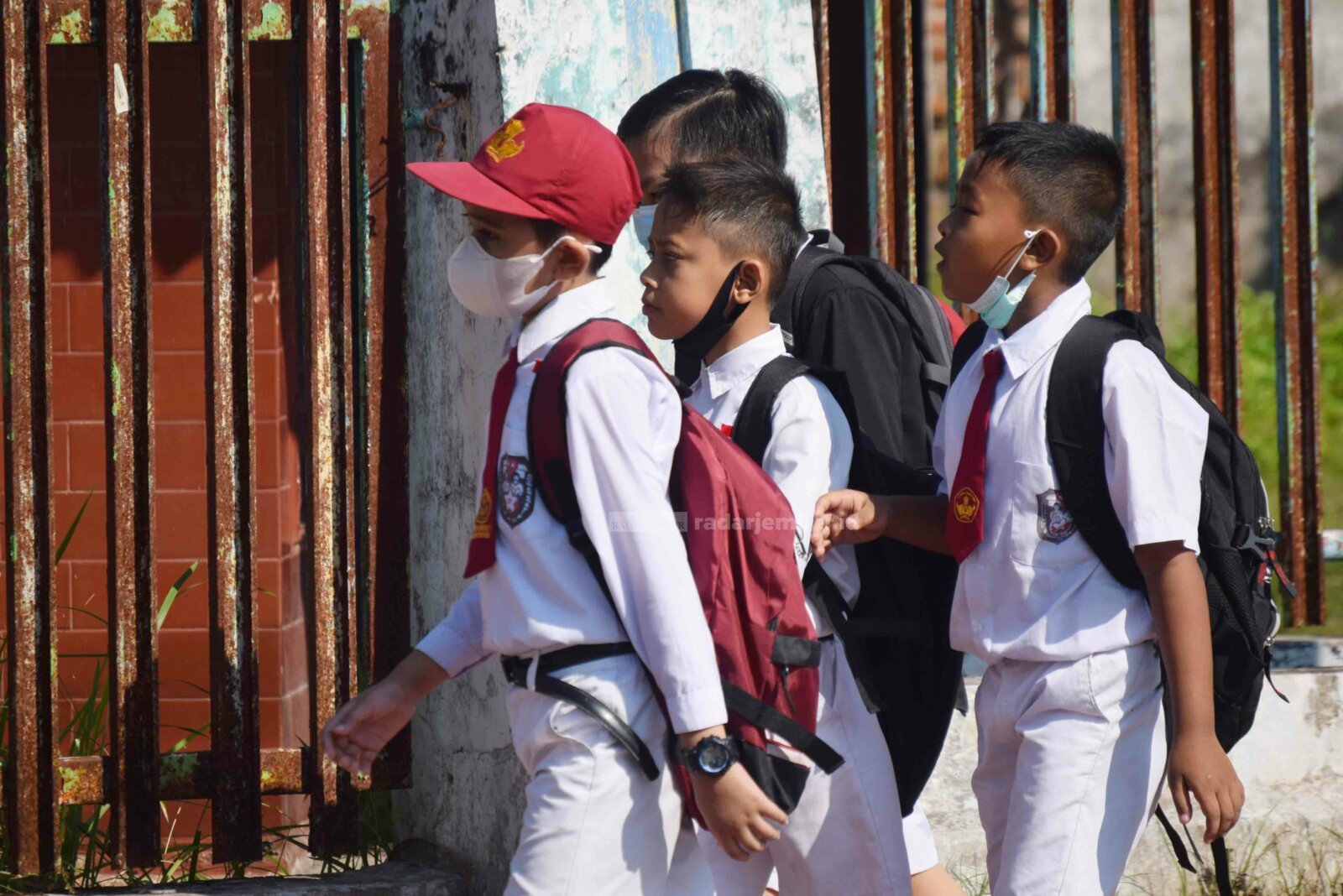 MASUK LAGI: Sejumlah siswa ketika pulang sekolah, beberapa waktu lalu. Kini mereka bakal bisa kembali belajar di kelas dengan penerapan prokes yang ketat.