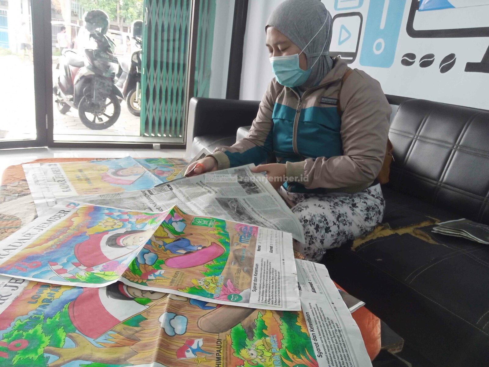 MULAI DIKUMPULKAN: Perwakilan Fatayat NU Bondowoso ketika menyerahkan hasil koran yang sudah diwarnai di Kantor Jawa Pos Radar Ijen.