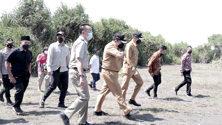 TERJUN LANGSUNG: Bupati Jember Hendy Siswanto dan Wakil Bupati Jember MB Firjaun Barlaman beserta Tim Inventarisasi Tanah Pesisir Pantai Kabupaten Jember saat melakukan peninjauan di pesisir pantai Kecamatan Puger, kemarin (23/8) siang.