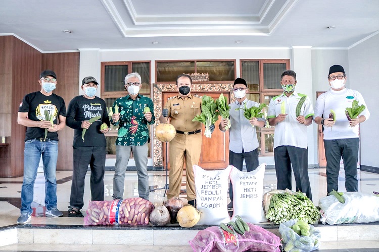 TERBUKA: Bupati Jember Hendy Siswanto menerima hasil bumi dari Himpunan Kerukunan Tani Indonesia (HKTI) Jember di Pendapa Wahyawibawagraha, kemarin (9/8) pagi.