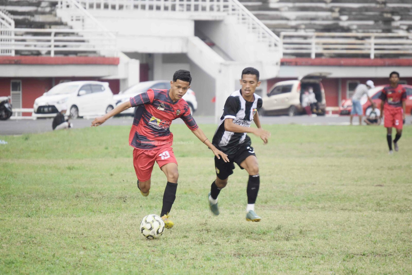 TERUS UJI COBA: Pemain Persebo Muda Bondowoso (kiri) saat uji coba tandang ke Stadion Jember Sports Garden (JSG), beberapa waktu lalu, meladeni Persid Jember. Sayangnya, Persebo harus mengakui keunggulan tuan rumah dengan skor 4-1.