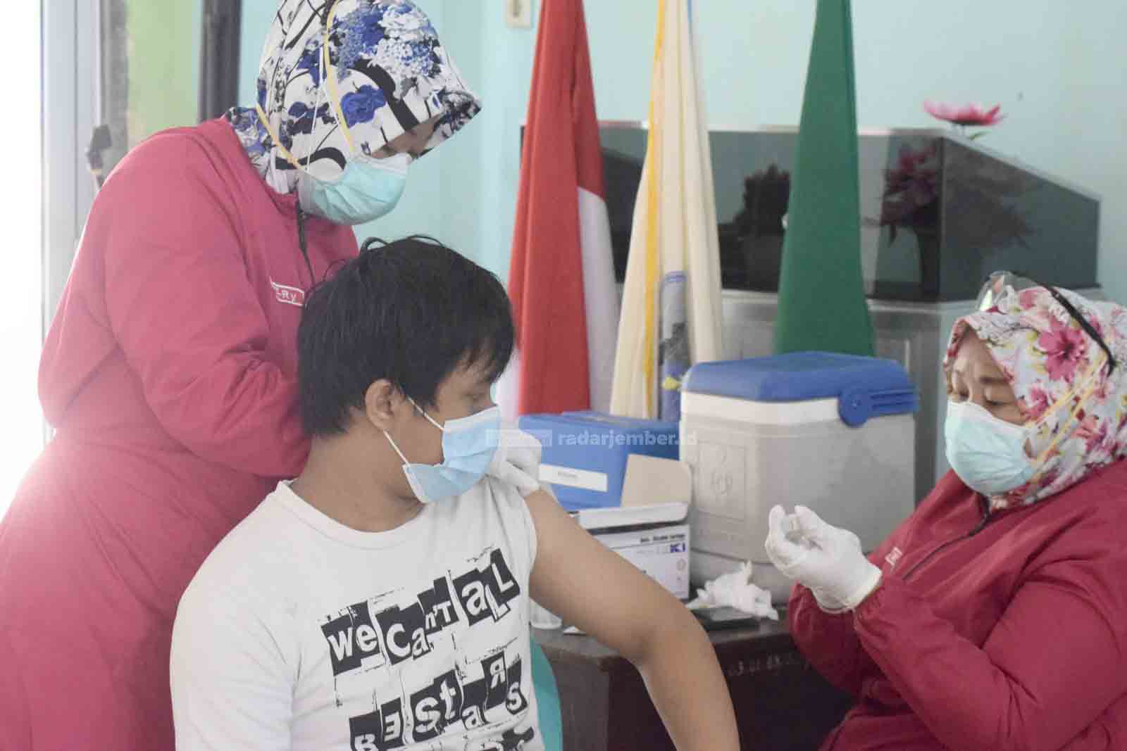 BELUM MASUK KELAS: Salah seorang siswa tunagrahita SMALB Bondowoso ketika mendapatkan vaksin Covid-19. Kini, para siswa SMALB masih melakukan pembelajaran secara daring.