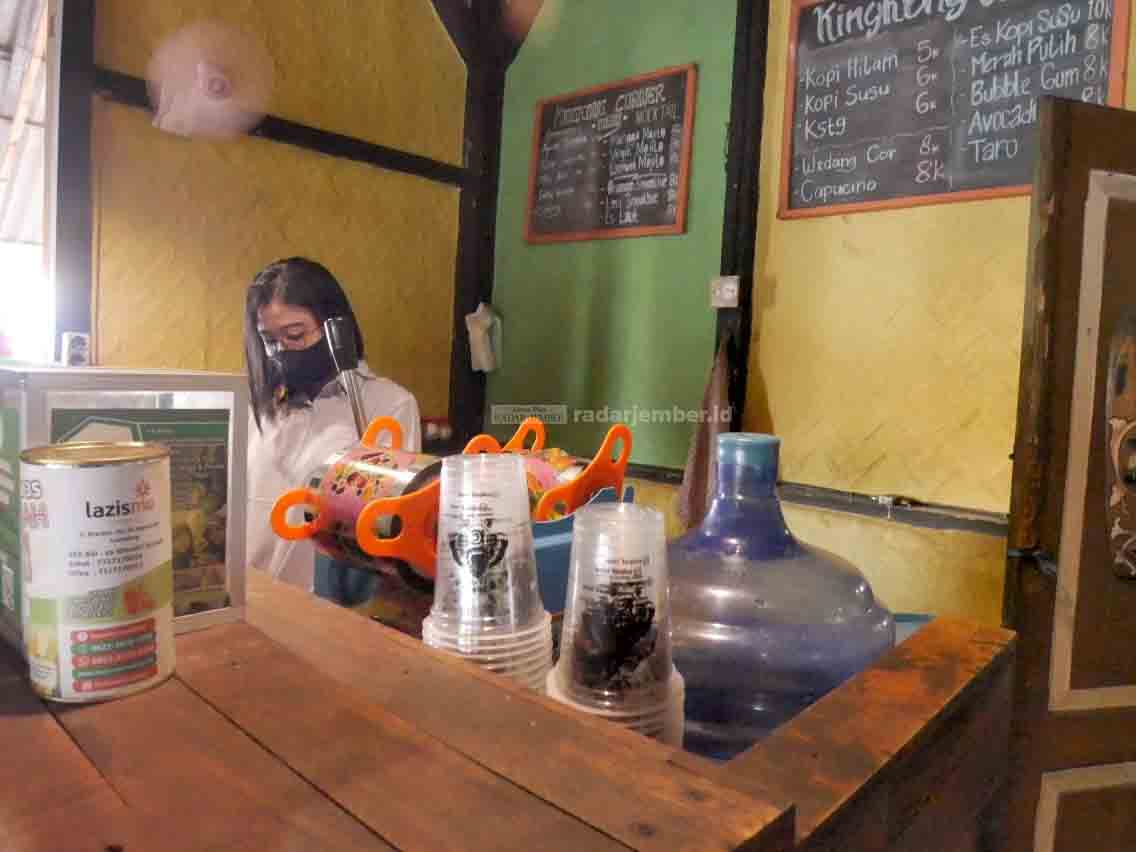 BERKURANG: Salah satu karyawan kedai kopi milik Wildan Januar di Jalan Kapten Suwandak yang sedang melayani pelanggan. Jumlah karyawan ini mulai berkurang akibat banyak yang dirumahkan.