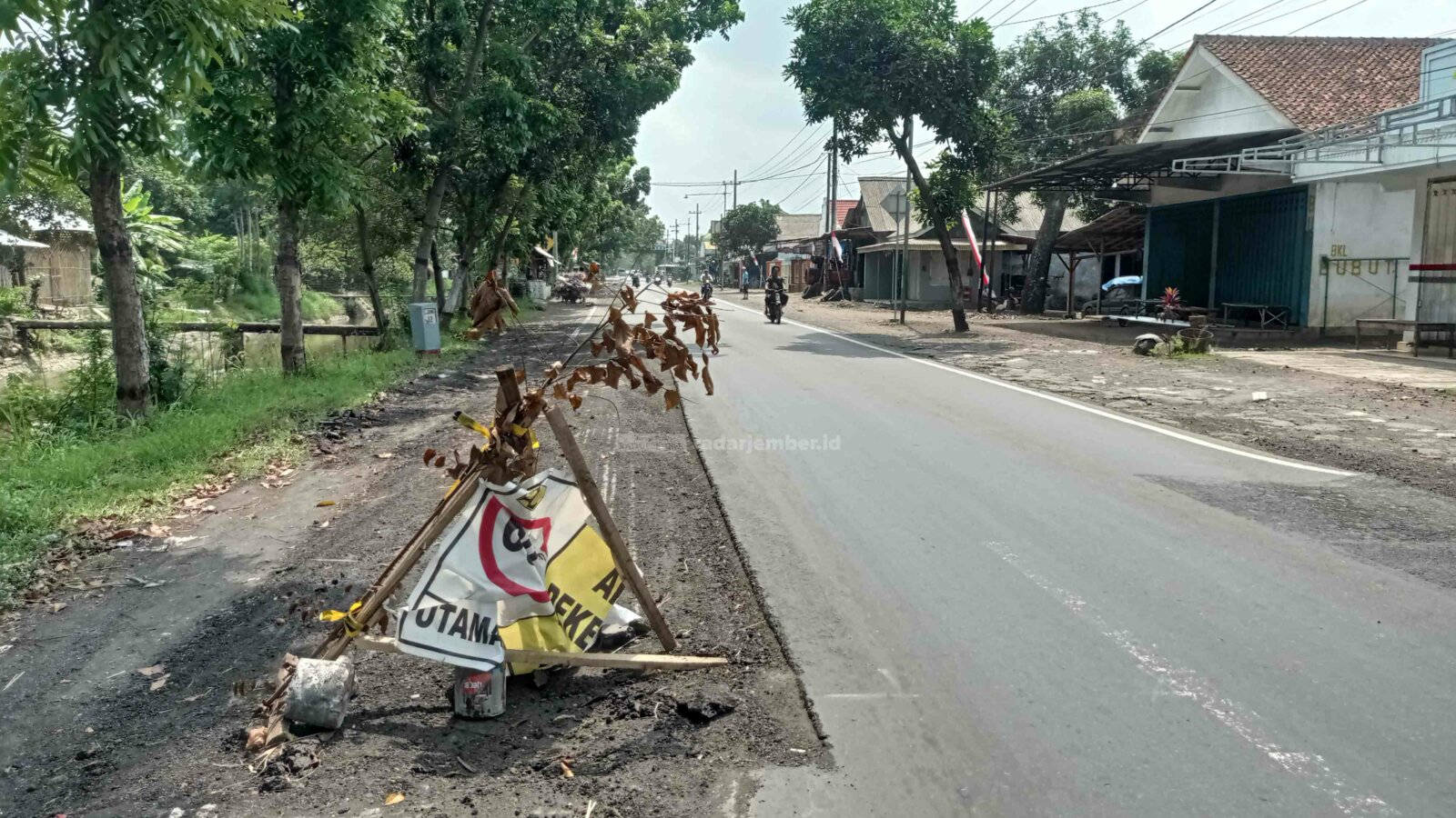 TAK TERURUS: Salah satu titik perbaikan jalan yang mangkrak di Desa Tukum, Tekung, kemarin. Penanda perbaikan juga tak terurus. Akibatnya, tidak sedikit pengemudi jatuh saat melintasi jalan tersebut.