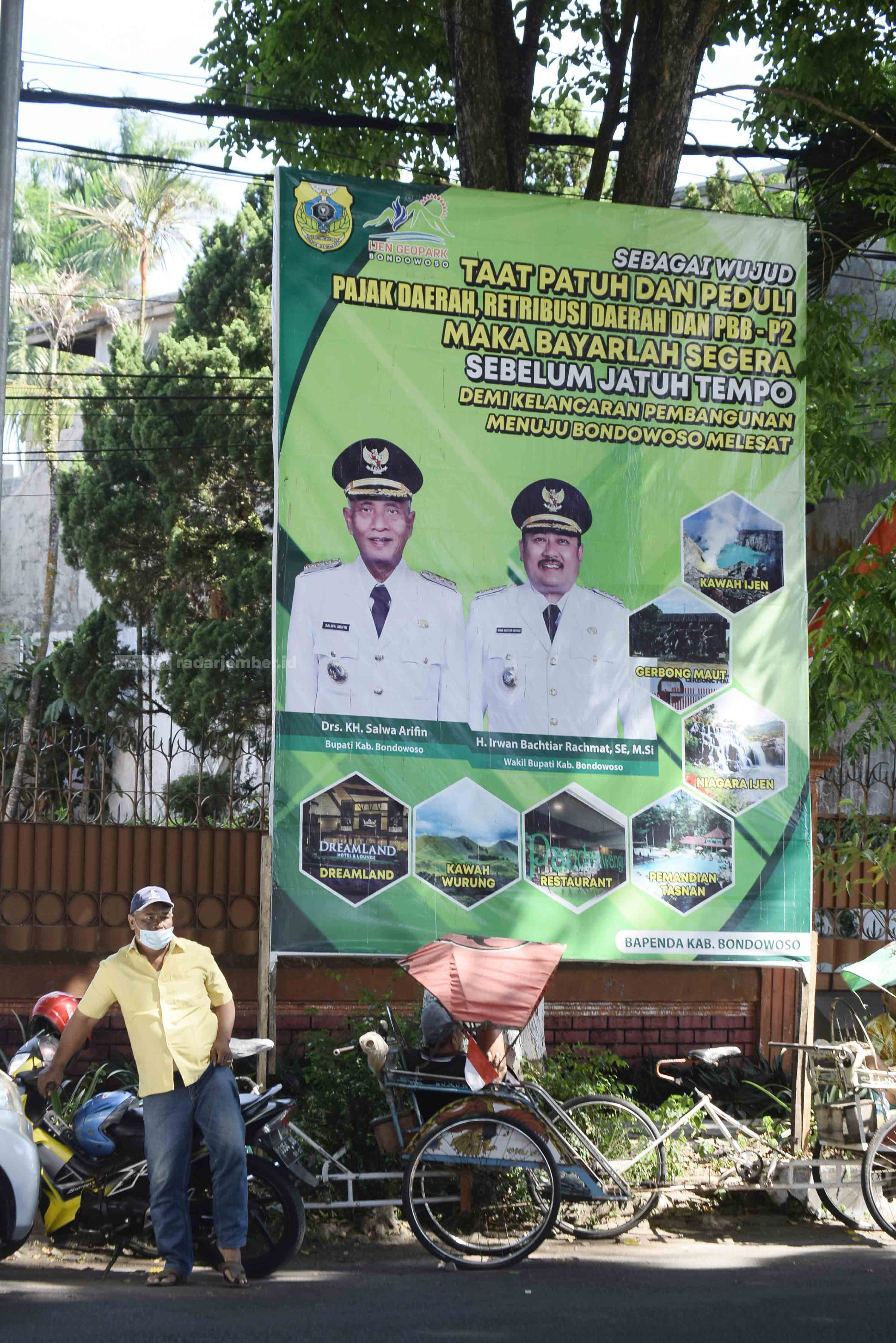 BELUM ADA KERINGANAN: Salah satu baliho taat pajak yang berada di kawasan kecamatan kota. Di Bondowoso, relaksasi pajak belum bisa diterapkan kepada para wajib pajak.