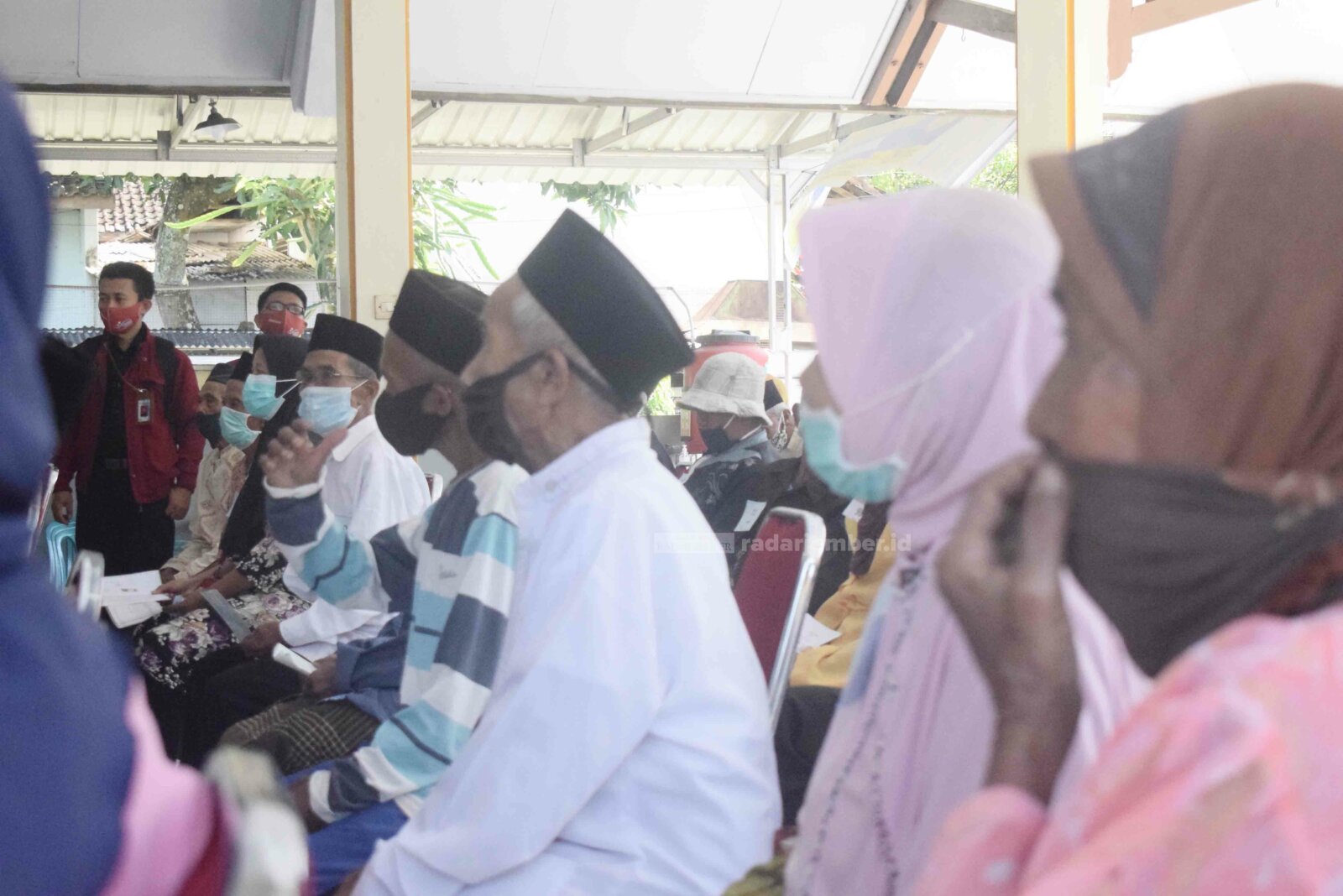 ANTRE: Sejumlah lansia menunggu panggilan untuk menerima bantuan PKH. Program ini rawan diselewengkan, karena biasanya penerima meminta bantuan orang lain untuk mencairkan dana sosial tersebut.