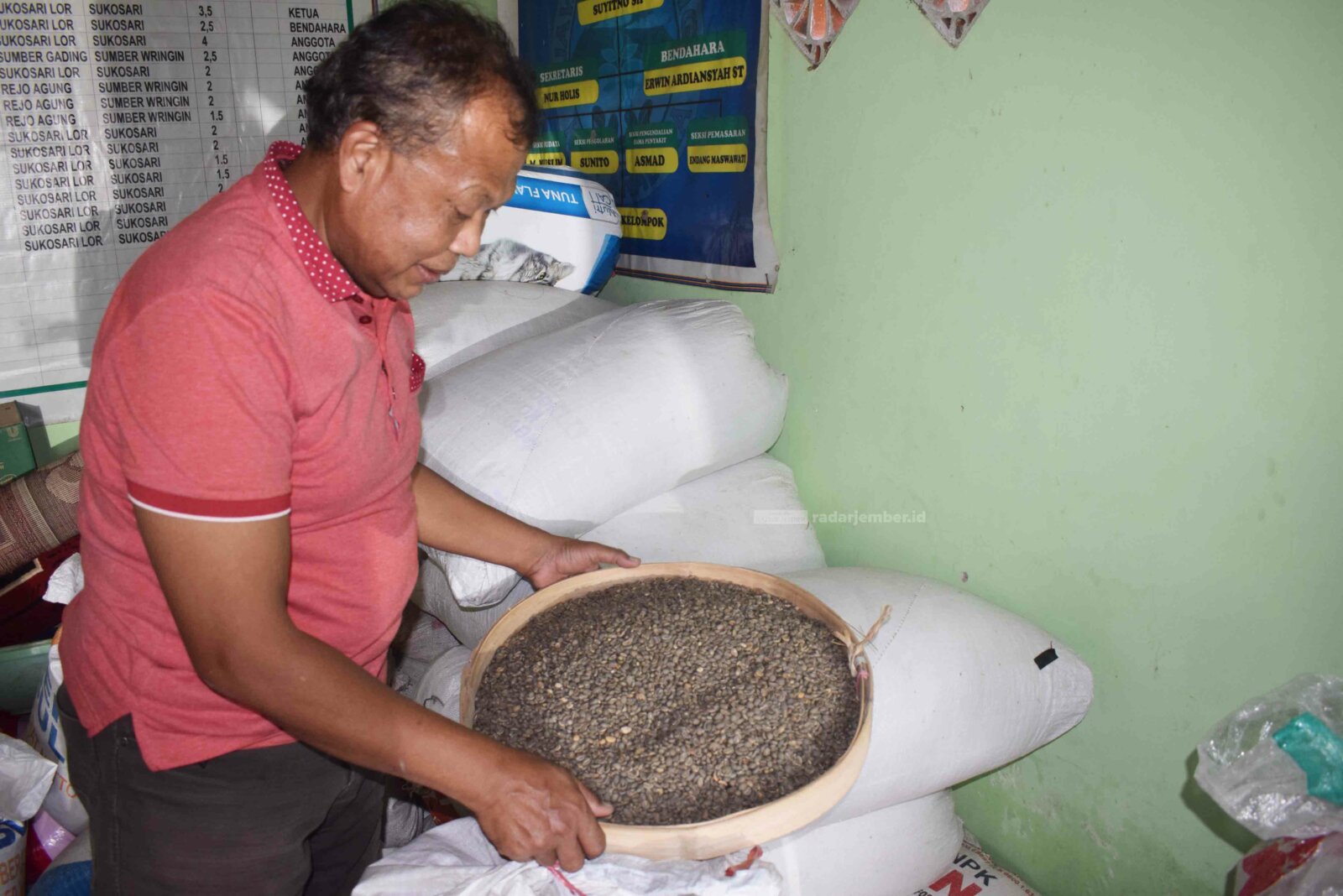 SPECIALTY: Suyitno, salah satu petani kopi, ketika menunjukkan biji kopi di gudang rumahnya. Biji kopi arabika dari kebunnya sudah mendapatkan uji cita rasa dari Kementerian Perdagangan.