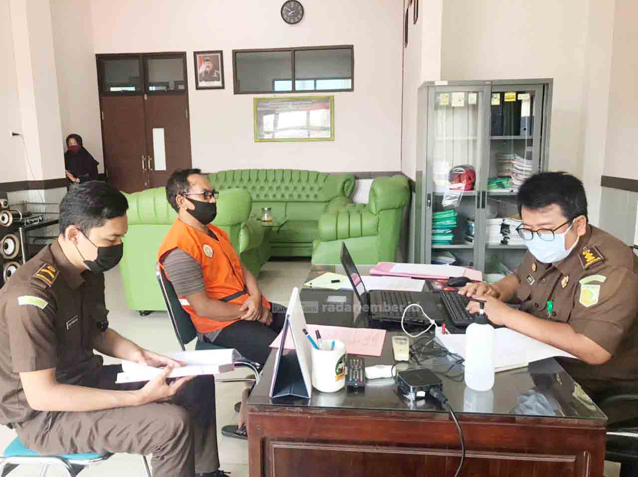 MASUK LAGI: Hartono (mengenakan rompi oranye), eks Kepala Desa Sempol, ketika diperiksa kejaksaan. Kini kasus rasuahnya sudah memasuki persidangan di pengadilan negeri.
