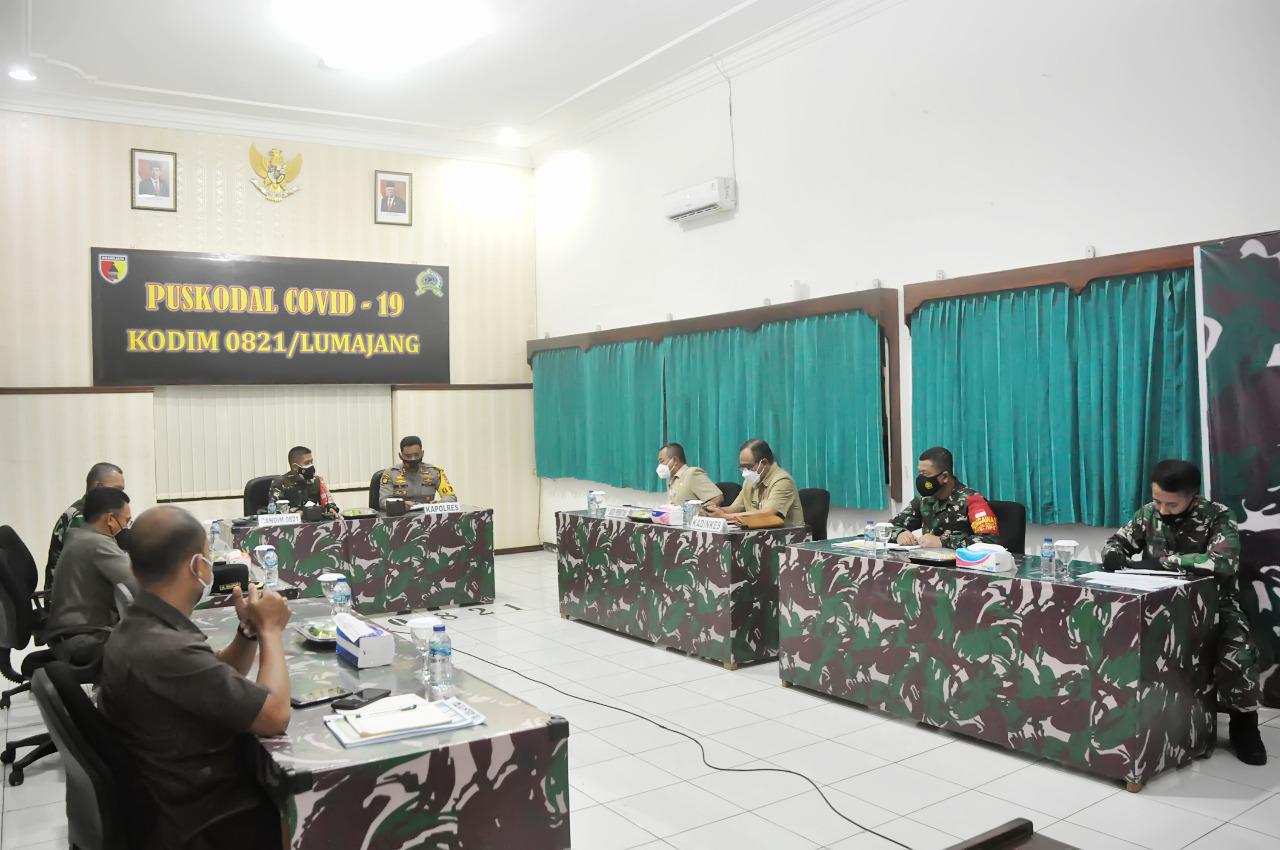 KOORDINASI: Sejumlah jajaran Forkopimda Lumajang melakukan koordinasi terbatas penanganan Covid-19. Salah satunya menghasilkan keputusan bahwa aplikasi SiLacak bisa dimaksimalkan saat tracing di lapangan.