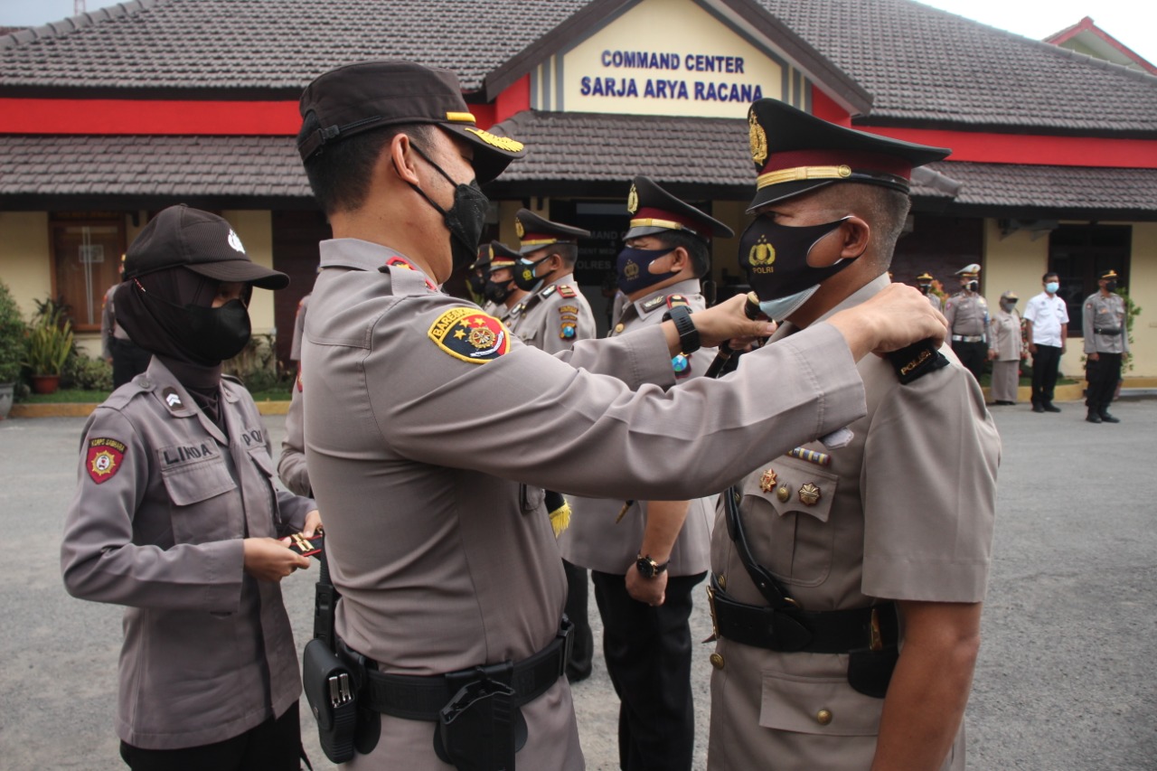 SERTIJAB: Proses serah terima jabatan di lingkungan Polres Jember dipimpin Kapolres Jember AKBP Arif Rachman Arifin.