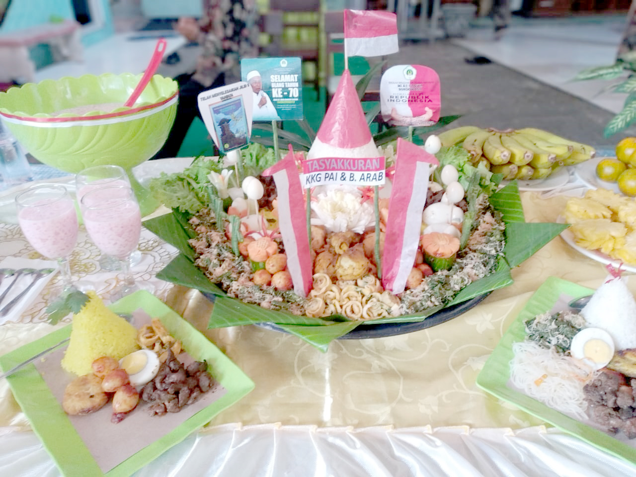 UNIK: Sejumlah guru MI At Taqwa Bondowoso setelah membuat kreasi tumpeng kemerdekaan.