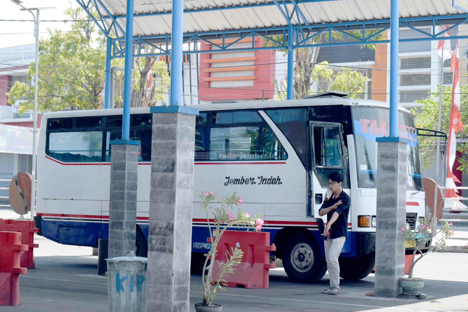 LESU: Suasana Terminal Bondowoso kini masih sepi aktivitas naik turunnya penumpang. Bus mini jurusan Jember dalam sehari hanya beroperasi dua atau tiga armada saja.